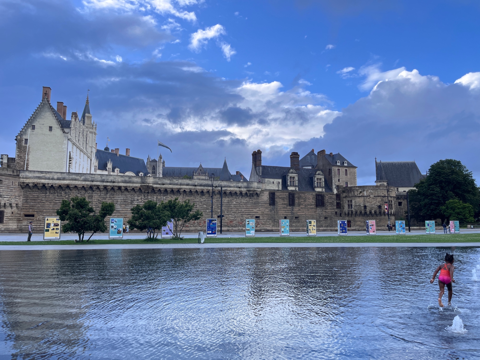 Tram, Water Mirror and Centuries-Old Walls: Nantes' Most Compelling Urban Section